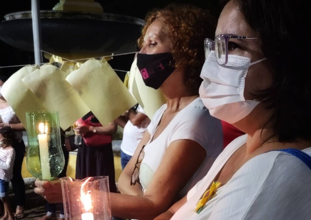 Contra o feminicídio: mulheres fazem vigília na Praça do Carmo, em Olinda
