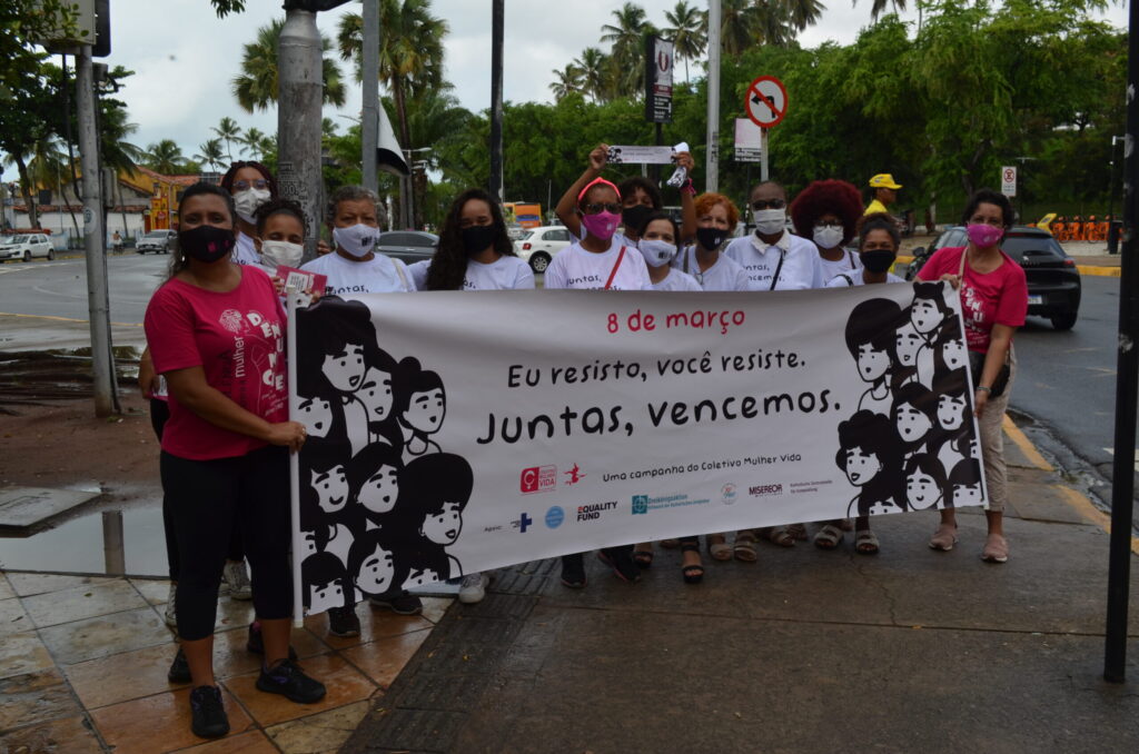 Eu resisto, você resiste. Juntas, vencemos.