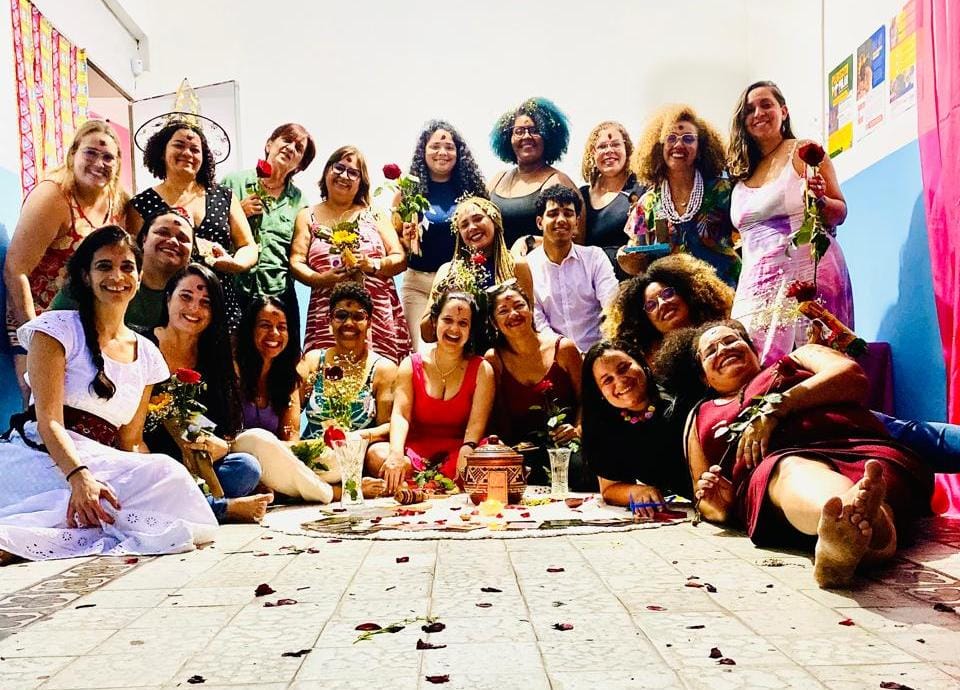 Hoje é dia de honrar aquelas que vieram antes de nós, as bruxas, as curandeiras, as mulheres sábias que dançavam com o mistério da vida.