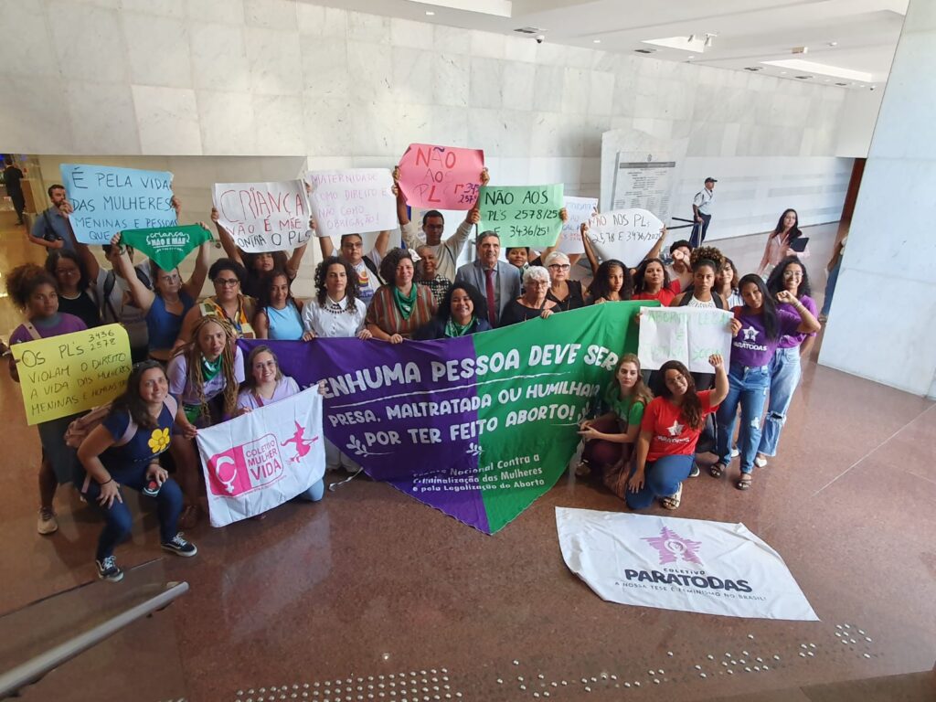 Pressão de movimentos feministas leva à retirada de pauta de projetos que atacam direitos das mulheres na Alepe